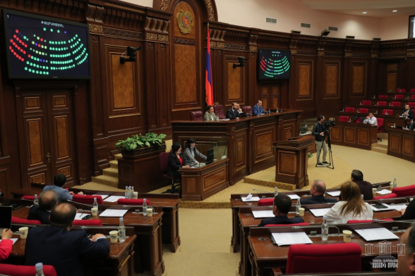 Двое армянских депутатов попали под подозрение из-за COVID-19 (видео)